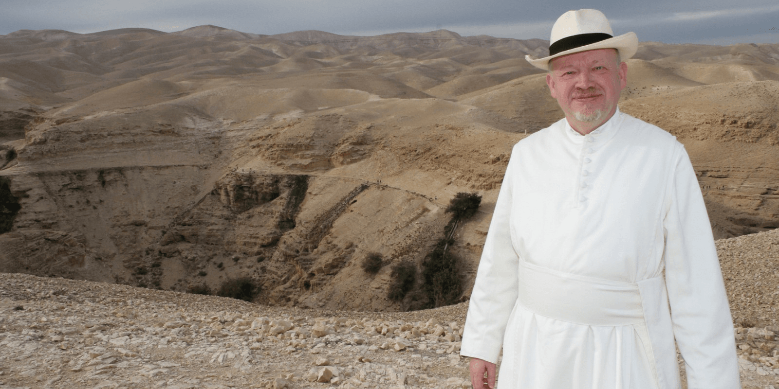 Kräuterpfarrer Benedikt bei seiner Israelreise im Februar 2017 im Wadi Kelt, © Martin Kalchhauser
